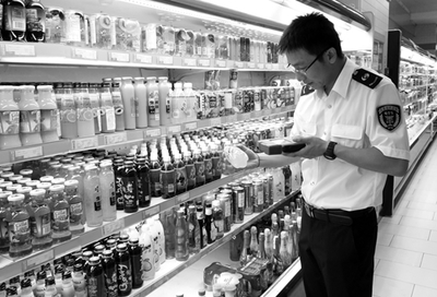 北京市石景山區(qū)質(zhì)監(jiān)局對應(yīng)季產(chǎn)品進行專項檢查(圖)